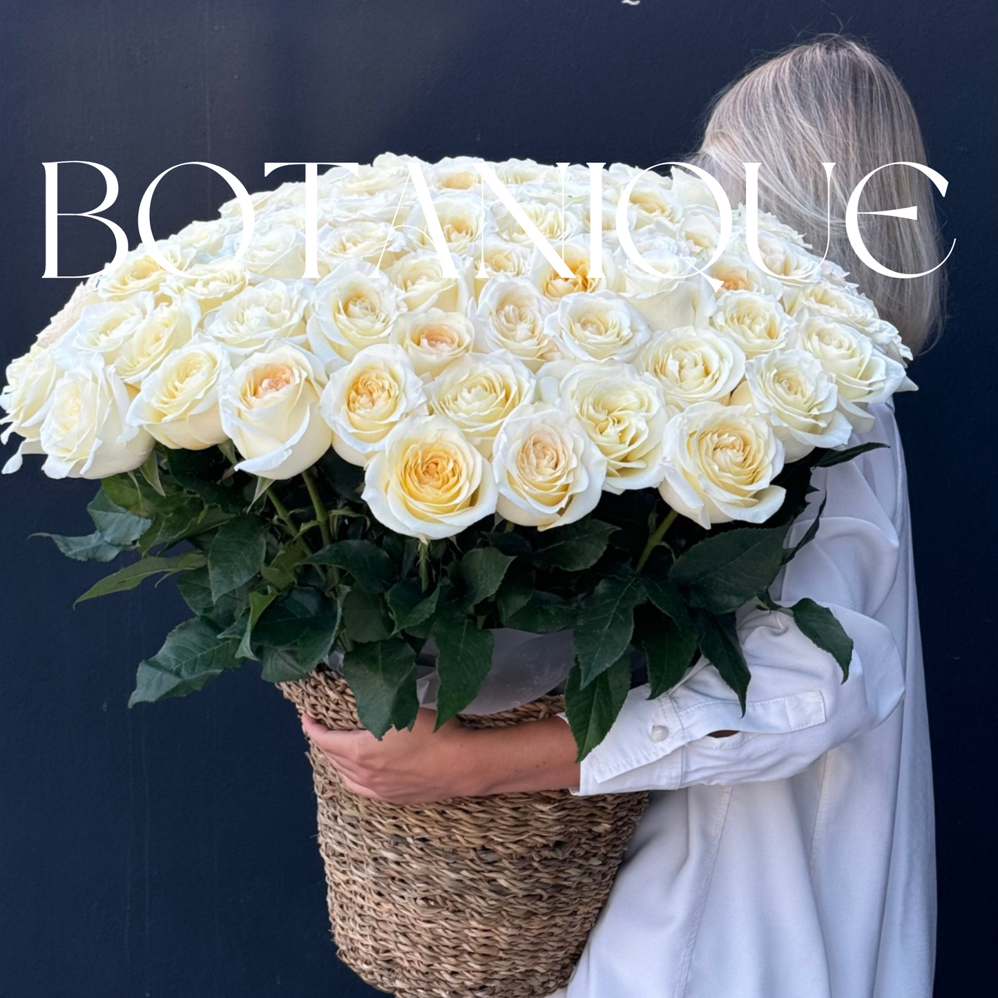 75 rosas blancas en una cesta
