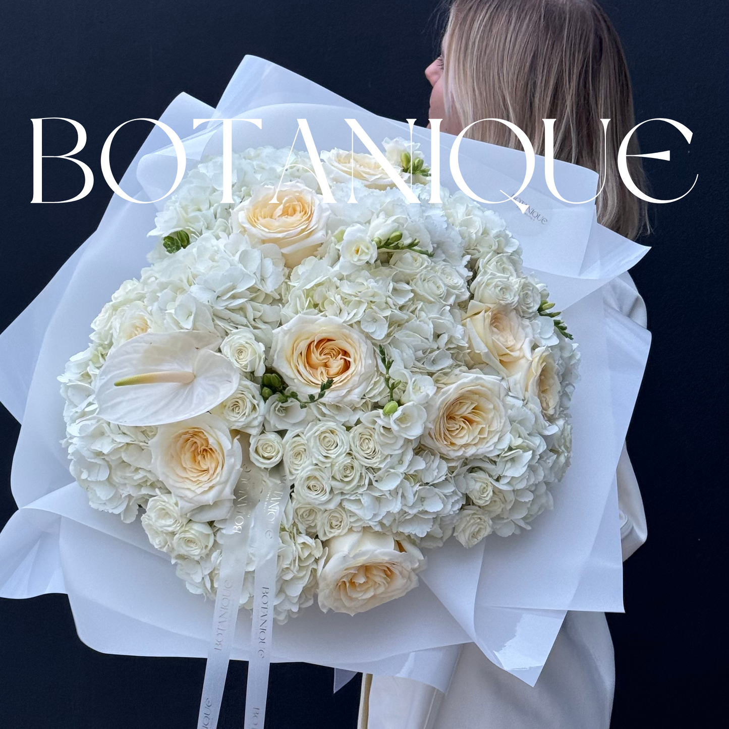 Ramo blanco mixto con rosas, rosas ramificadas y Anthurium