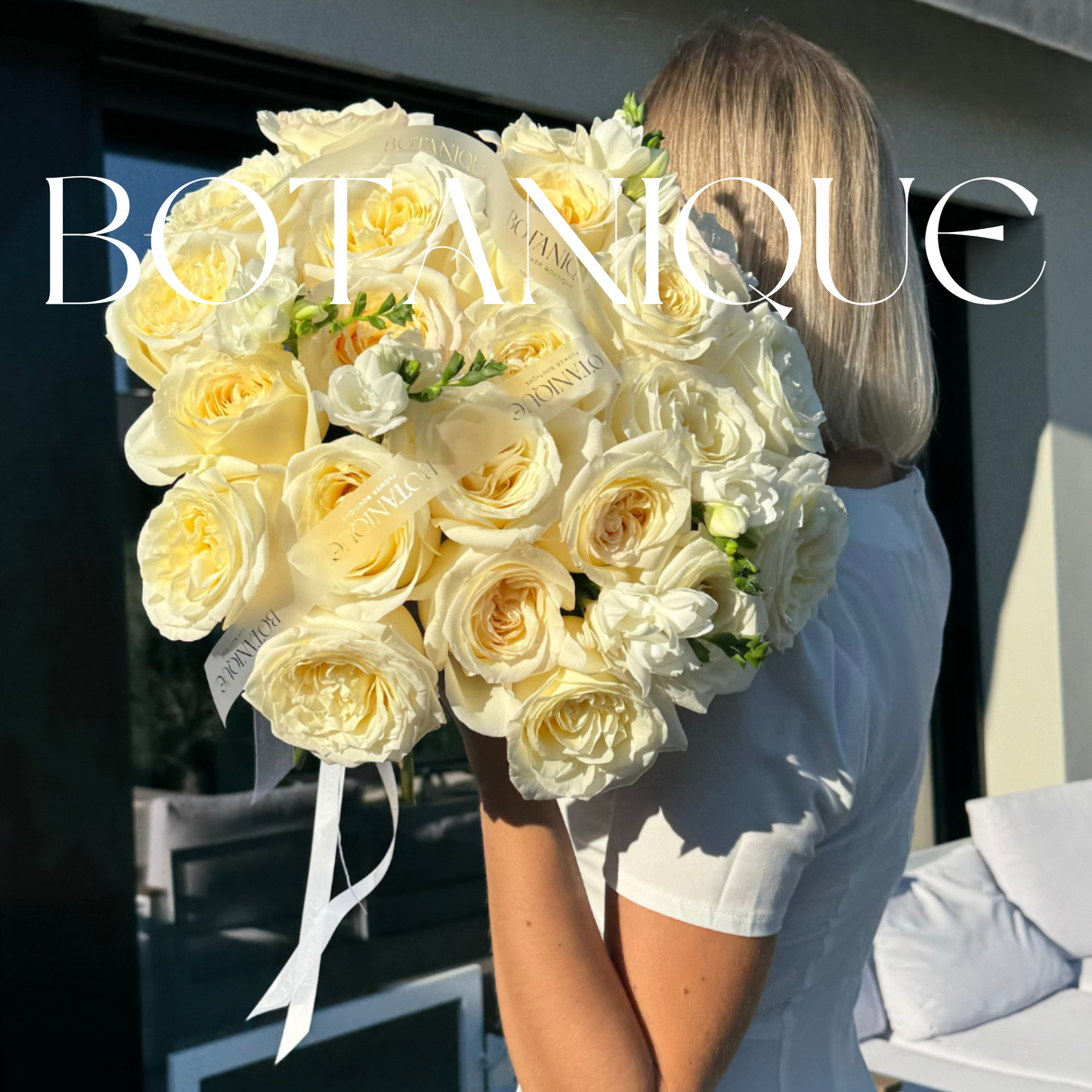 Ramo de rosas blancas y fresias
